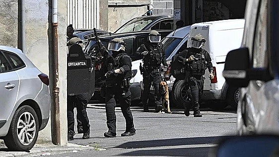 Inquietud en Azpeitia tras tres días con el asesino de Alex en paradero desconocido: «Sigue suelto y va armado, a ver si lo pillan»