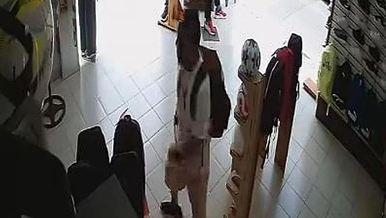 Las nuevas imágenes del presunto asesino de Claudia: robó en una zapatería antes de acuchillarla