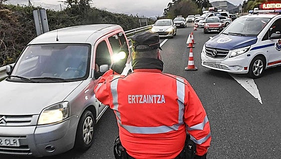 Dos ertzainas heridos tras ser arrollados dentro de su coche patrulla por el conductor al que perseguían