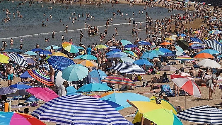 Muere un hombre de 82 años en una playa tras una pelea por una tumbona