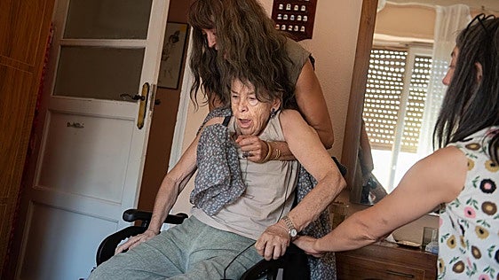 Echan de su casa a Maricarmen, la mujer de 87 años símbolo contra los desahucios: «No es un desalojo, es un crimen»