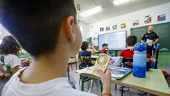 La oposición urge a Educación a concretar su plan contra el calor en los colegios