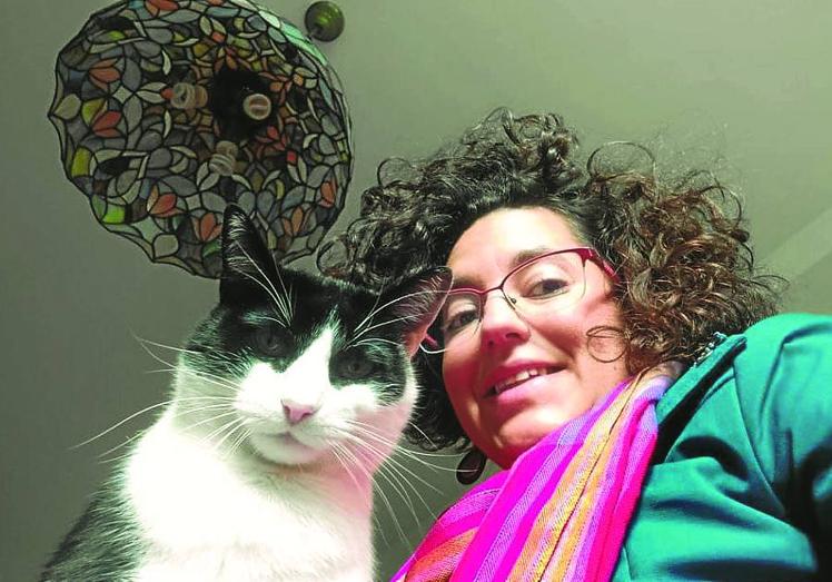 Ana Viñals con 'Casti', un gato de siete años con carácter.