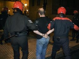 iembros de la Ertzaintza se llevan detenido a un hombre en la Parte Vieja de San Sebastián, donde esta tarde ha tenido lugar una manifestación a favor de los presos de ETA. /EFE