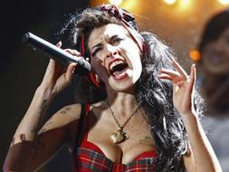 La cantante británica Amy Winehouse durante una actuación. /REUTERS