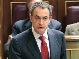 El presidente del Gobierno, José Luis Rodríguez Zapatero, durante una de sus intervenciones en la sesión de control al Ejecutivo, esta tarde en el Congreso de los Diputados. /EFE