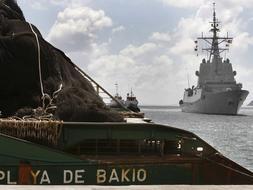 El 'Playa de Bakio', atunero vasco secuestrado en abril que dio a conocer el problema en España, fondeado en las Seychelles en otra ocasión. /ARCHIVO