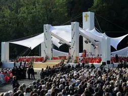 Miles de personas hans eguido en la explanada de Lourdes la homilía marcadamente mariana de Benedicto XVI/. AFP