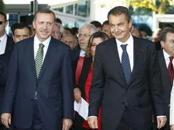 El presidente del Gobierno, José Luis Rodríguez Zapatero, acompañado por el primer ministro de Turquía, Recep Tayyip Erdogan, a su llegada a la Universidad Bahçesehir. /EFE