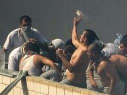 Los prisioneros, en pleno enfrentamiento con los agentes. /REUTERS