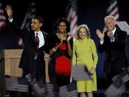 El presidente electo ha comparecido junto a su familia y luego se ha fotografiado con su mujer, el que será su vicepresidente, Joe Biden, y su esposa. /Ap