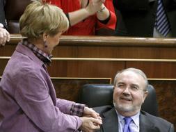 La vicepresidenta primera del Gobierno, María Teresa Fernández de la Vega, felicita al también vicepresidente Pedro Solbes, tras la aprobación de los Presupuestos Generales del Estado para 2009. / Efe