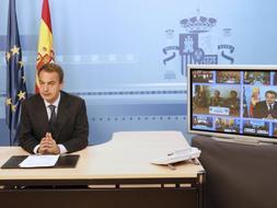 El presidente del Gobierno, José Luis Rodríguez Zapatero, durante la videoconferencia. / Efe