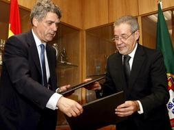 Los presidentes de las federaciones portuguesa y española de fútbol, Gilberto Madaíl y Ángel María Villar firmaron el lunes un acuerdo para presentar una candidatura conjunta al Mundial de 2008./ Efe