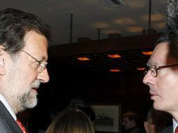 El presidente del PP, Mariano Rajoy, conversa con el alcalde de Madrid, Alberto Ruiz Gallardón./ Efe