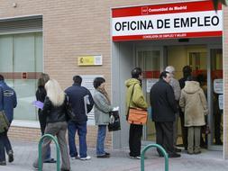 En el último año, el desempleo pasó en España del 9% al 14,8%, sólo superado por Letonia. / Archivo