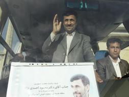 El presidente iraní, Mahmud Ahmadinejad, saluda a los medios tras la inauguración de la primera planta iraní de producción de combustible nuclear. / Ap