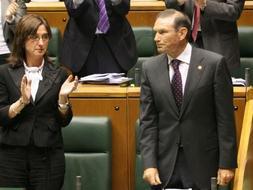 El hasta hoy lehendakari, Juan José Ibarretxe, agradece en pie los aplausos de sus compañeros de partido tras anunciar su retirada política. / Efe