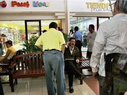 El depuesto presidente de Honduras, Manuel Zelaya, espera en el aeropuerto de Managua para embarcar rumbo a Washington. / Afp