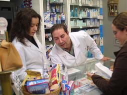 Para adquirir la prueba deben asistir los tres interesados a la farmacia. / Archivo