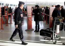 Los aeropuertos europeos incrementan la seguridad tras el intento de atentado en Detroit