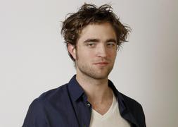 Un león muerde a Robert Pattinson