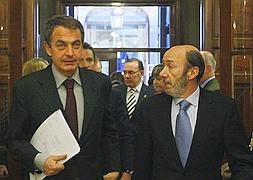 Zapatero remodela su Gobierno de la mano de Rubalcaba