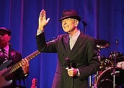 Leonard Cohen canta 'First we take Manhattan'.