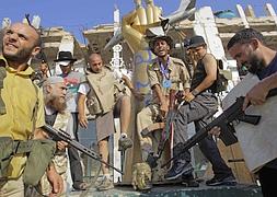 Adiós al 'puño de oro', símbolo del imperio de Gadafi