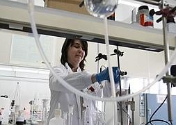 Investigadora trabajando en un laboratorio. / Archivo