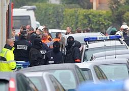 La Policía francesa rodea la casa del sospechoso. / Foto: Philippe Desmazes (Afp) | Vídeo: Atlas