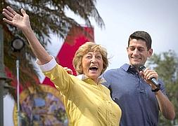 Paul Ryan hace campaña con su madre, Betty, en Florida. / Scott Audette (Reuters)