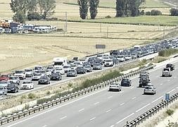 Retenciones en una carretera española. / Archivo