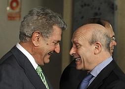 Jesús Posada (i) saluda a Wert en el Senado. / Efe