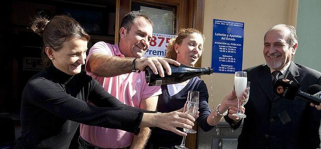 Buenavista del Norte (Tenerife) celebra el primer premio. / Efe | Vídeo: Ep