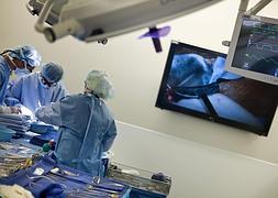 Un equipo de cirujanos durante un trasplante. / Archivo