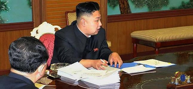 Kim Jong-Un, en una reunión junto a su teléfono. / Afp