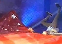 El concursante Álvaro, tras saltar en una red. / Vertele | Vídeo: Youtube