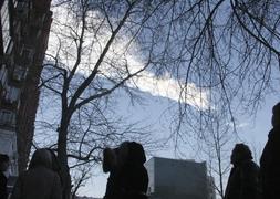 Varias personas observan la estela del meteorito./ Afp | Atlas