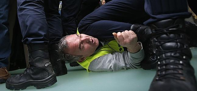 Un trabajador de Iberia es arrestado por la Policía. / Sergio Pérez (Reuters) | Atlas