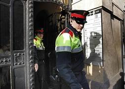 Mossos d'Esquadra salen de la sede central de la agencia de detectives Método 3. / Foto: Efe | Vídeo: Atlas