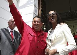 Chávez, junto a la modelo Naomi Cambell. / Archivo