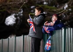 Habitantes de las Malvinas salen al paso de una caravana agitando banderas de Reino Unido. / Javier Lizón (Efe)