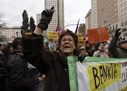 Una manifestantes sujeta una pancarta en protesta por Bankia. / Efe | Atlas
