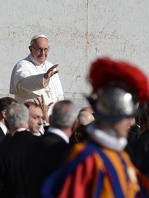 El Papa saluda desde el papamovil' / Efe