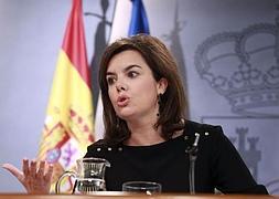 Sáenz de Santamaría, durante la rueda de prensa. / Efe