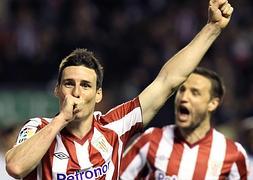 Aduriz celebra su gol. / Alfredo Aldai (Efe)