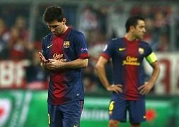 Messi (i) y Xavi se lamentan durante el partido contra el Bayern. / Michael Dalder (Reuters)