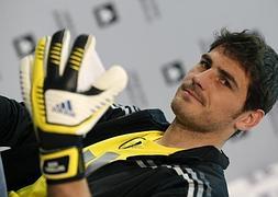 Casillas, durante el acto publicitario en el que presentósus nuevos guantes y botas. / Efe | Atlas