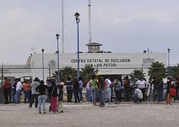 Familiares de presos esperan noticias del suceso. / Reuters